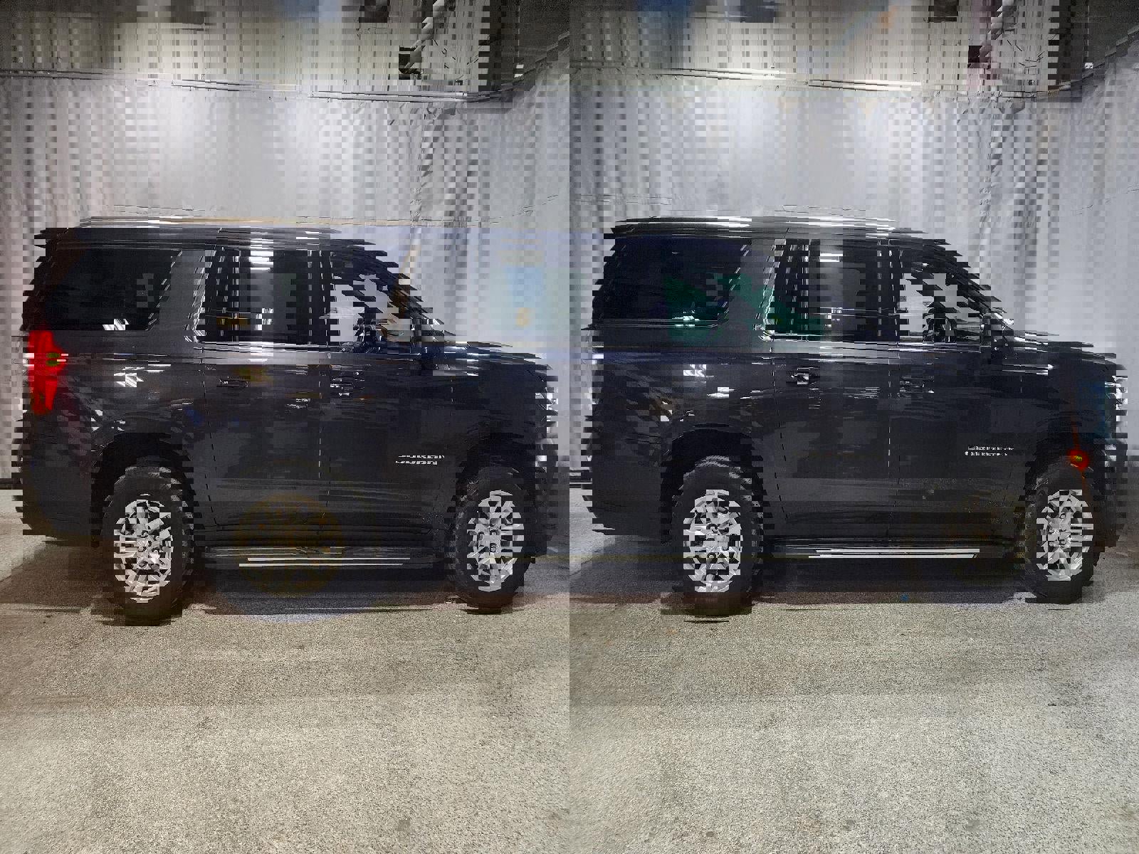 Used 2024 Chevrolet Suburban LT image 4