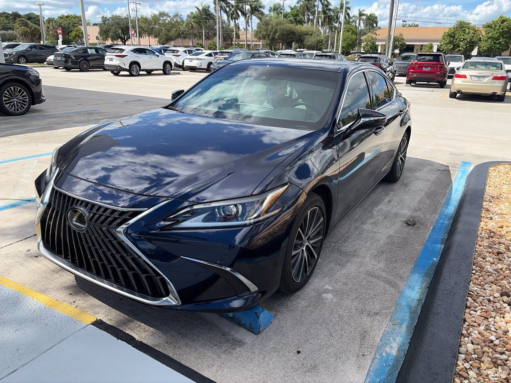 Used 2025 Lexus ES 300h w/ Premium Package FWD image 4