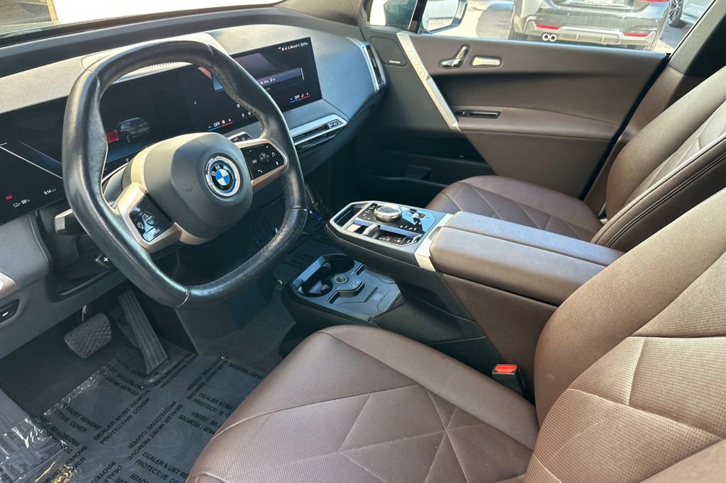 Used 2024 BMW iX xDrive50 w/ Sport Package AWD/4WD image 9