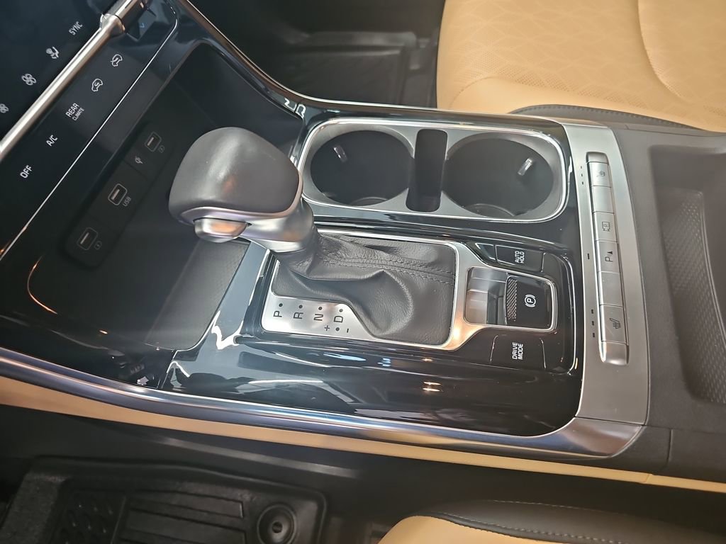 Used 2024 Kia Carnival EX image 28