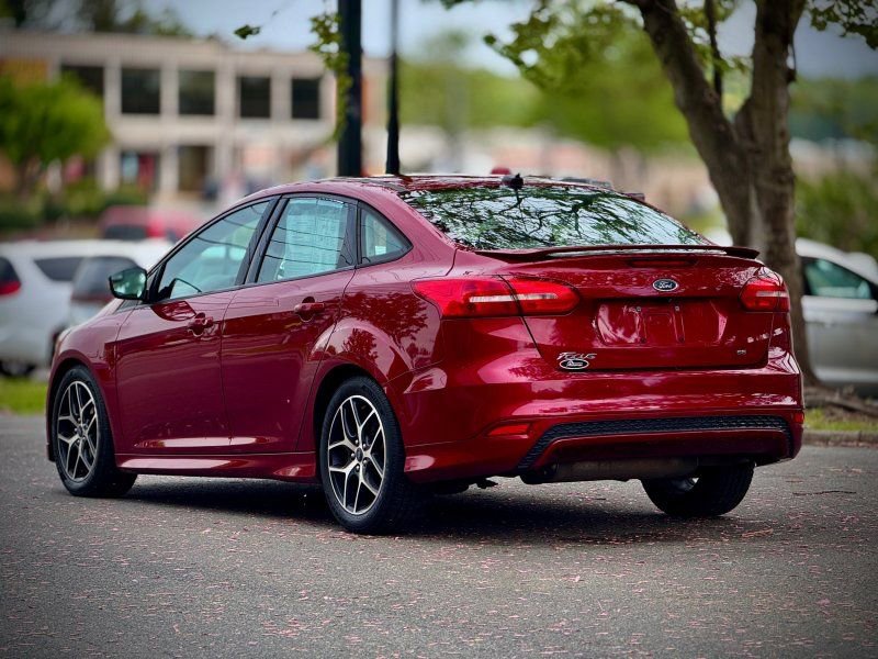 Used 2016 Ford Focus SE w/ SE Sport Package image 5