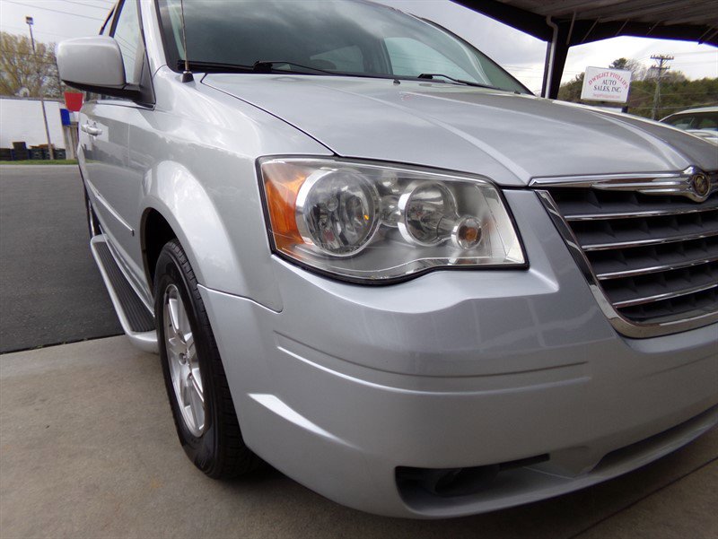 Used 2008 Chrysler Town & Country Touring FWD image 4