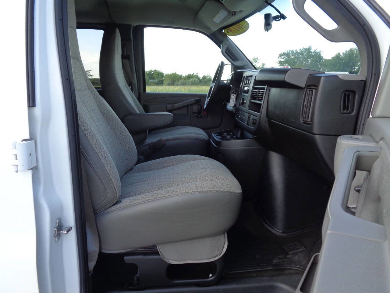 Used 2018 Chevrolet Express 3500 LS image 22