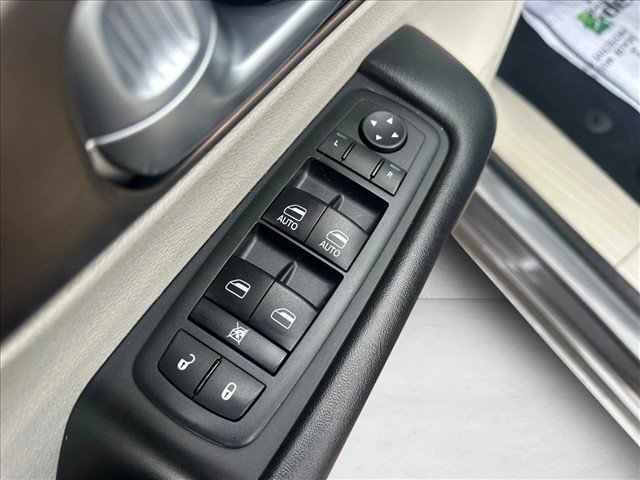 Used 2017 Chrysler Pacifica Touring-L FWD image 16