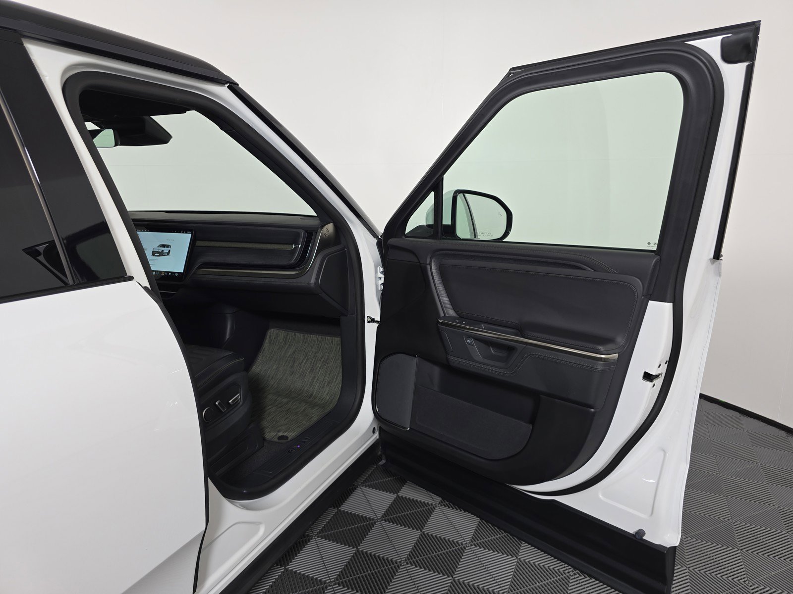 Used 2025 Rivian R1S Adventure AWD/4WD image 18