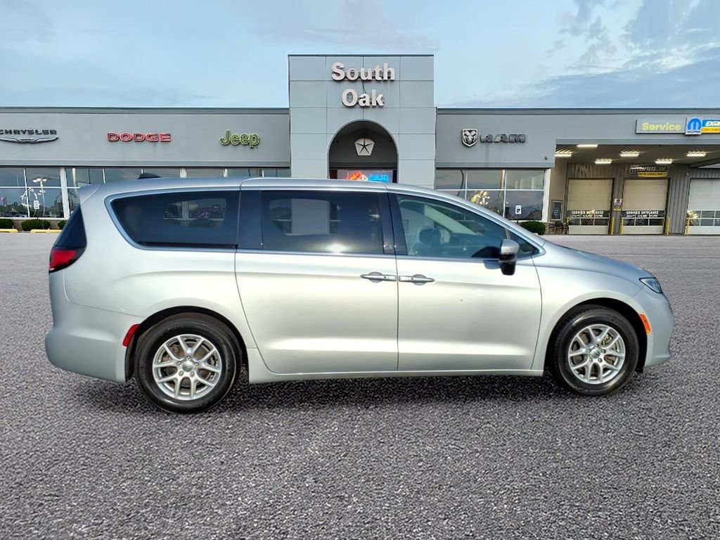 Used 2023 Chrysler Pacifica Touring-L FWD image 2