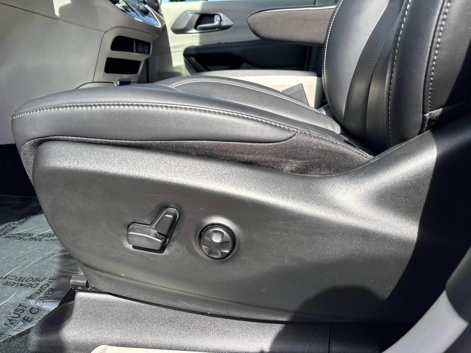 Used 2024 Chrysler Pacifica Touring-L image 18