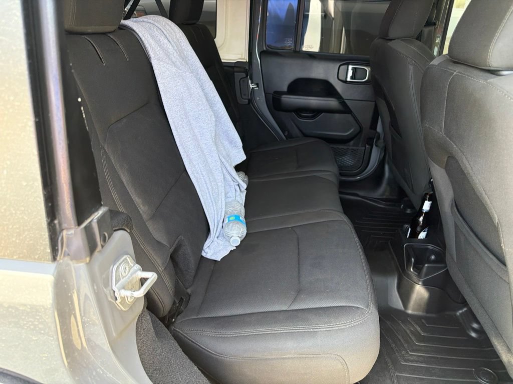 Used 2018 Jeep Wrangler Unlimited Sahara AWD/4WD image 27
