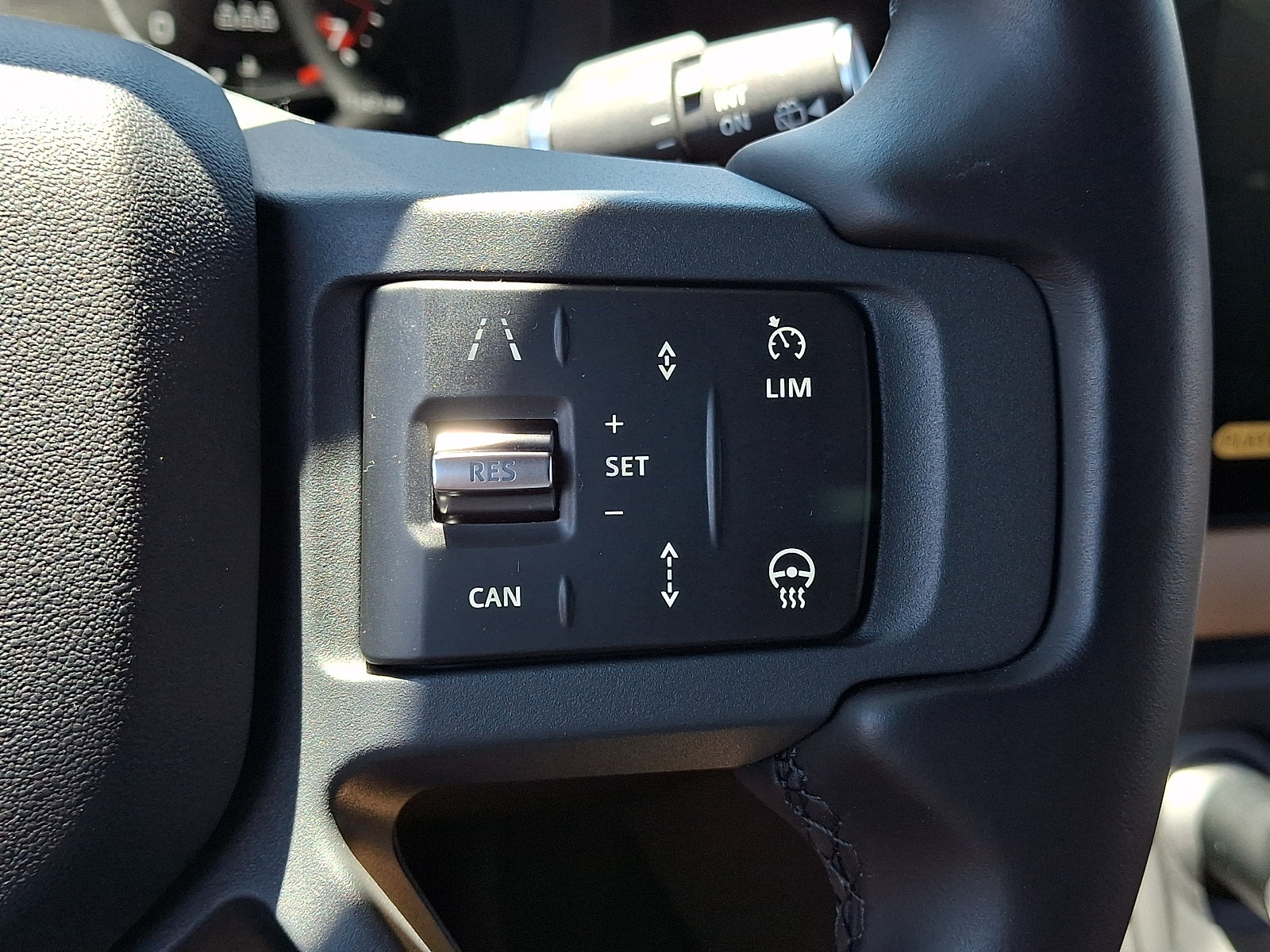 Used 2025 Land Rover Defender 110 X-Dynamic SE AWD/4WD image 30