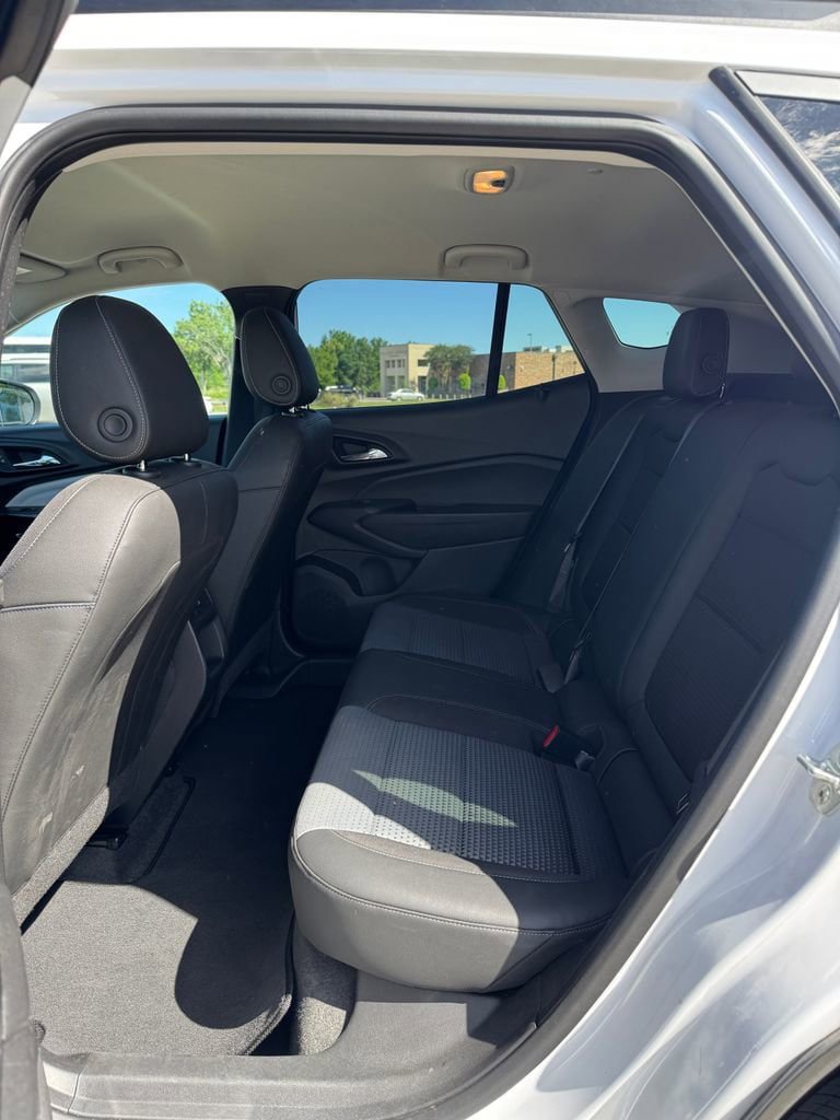 Used 2025 Chevrolet Trax LT w/ LT Convenience Package image 16