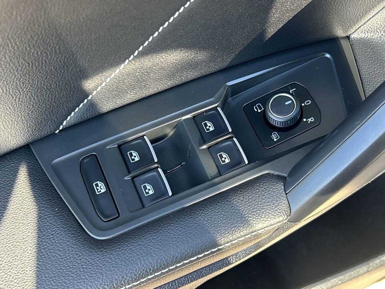 Certified 2023 Volkswagen Tiguan SEL R-Line AWD/4WD image 18