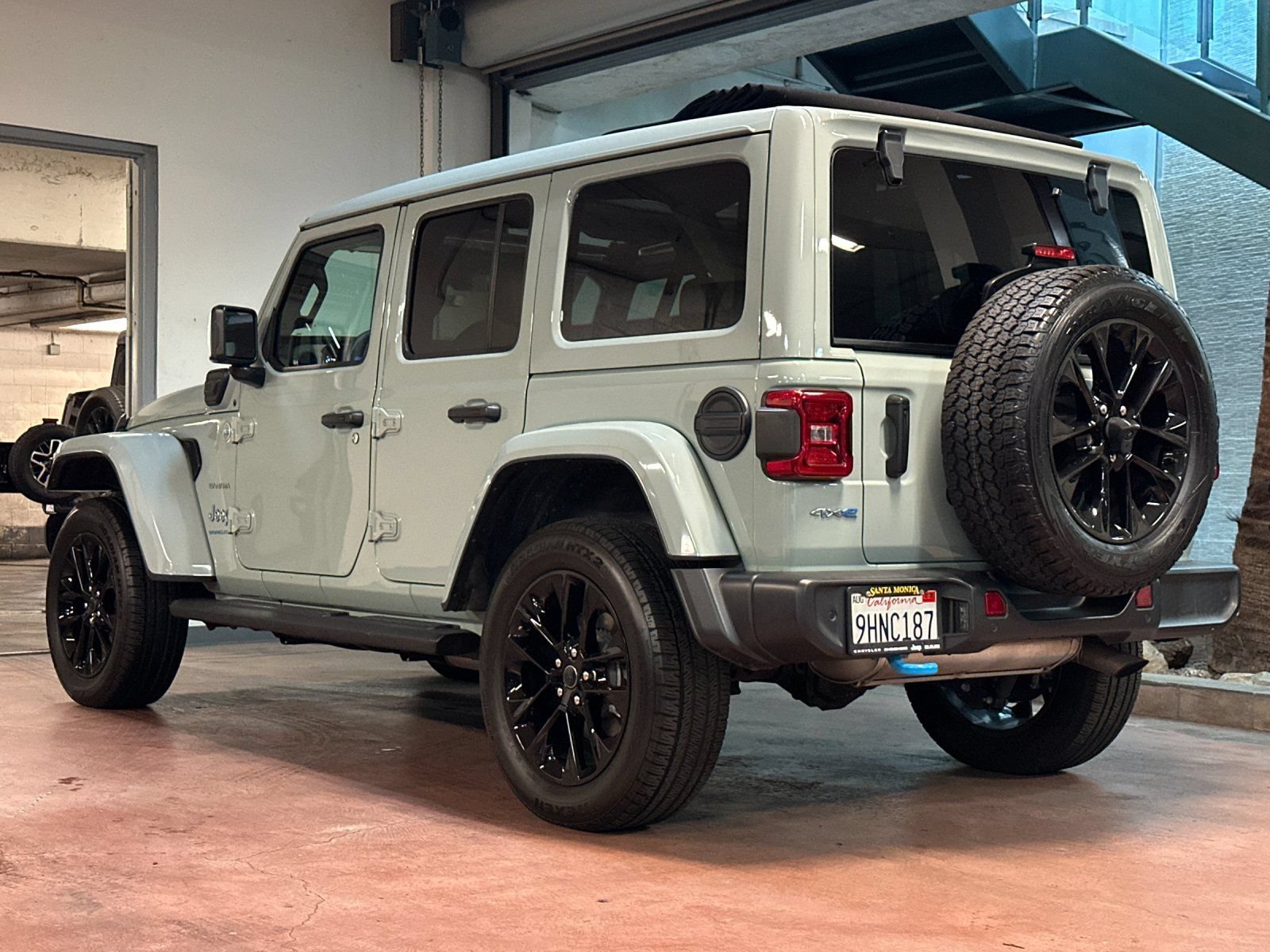 Used 2024 Jeep Wrangler Unlimited Sahara w/ Technology Group AWD/4WD image 3