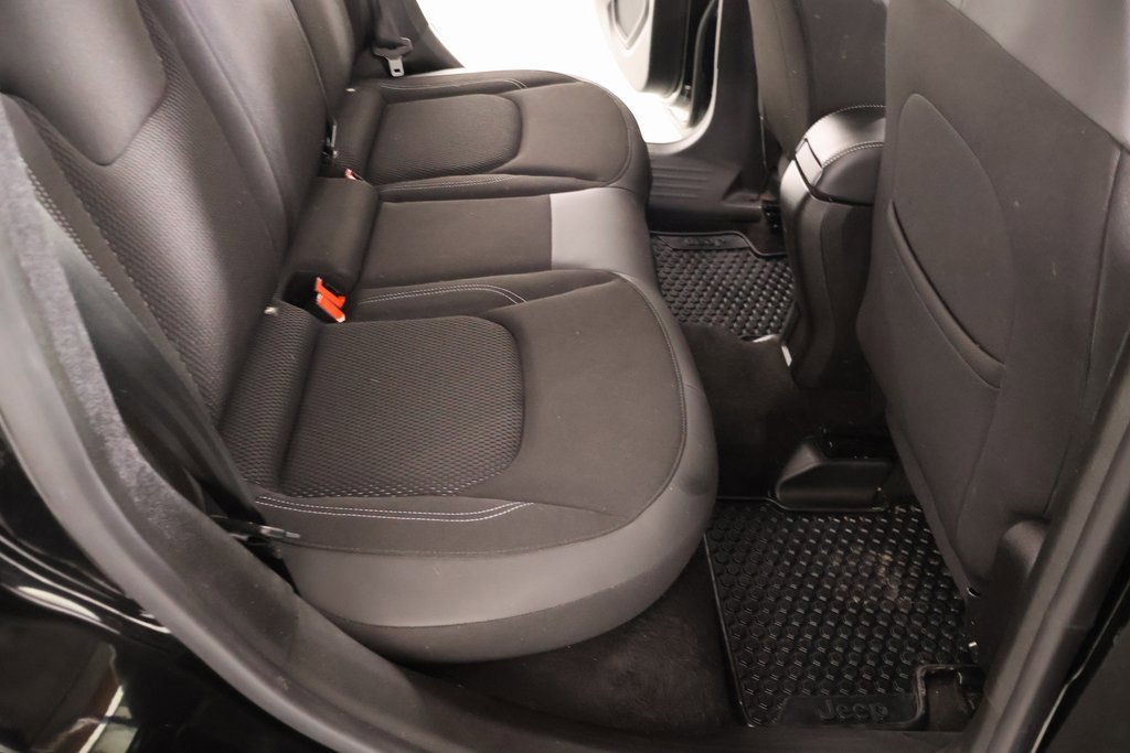 Used 2023 Jeep Renegade Latitude w/ Premium Group image 16