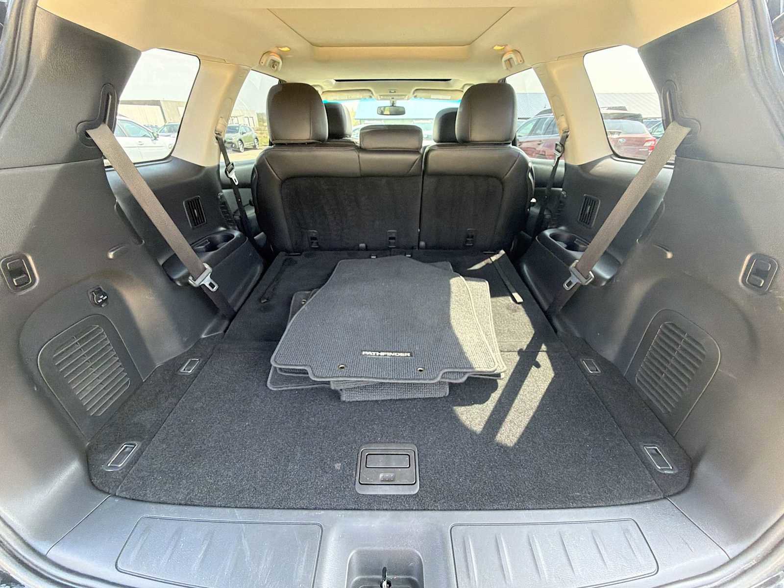 Used 2015 Nissan Pathfinder Platinum w/ Cargo Package image 29