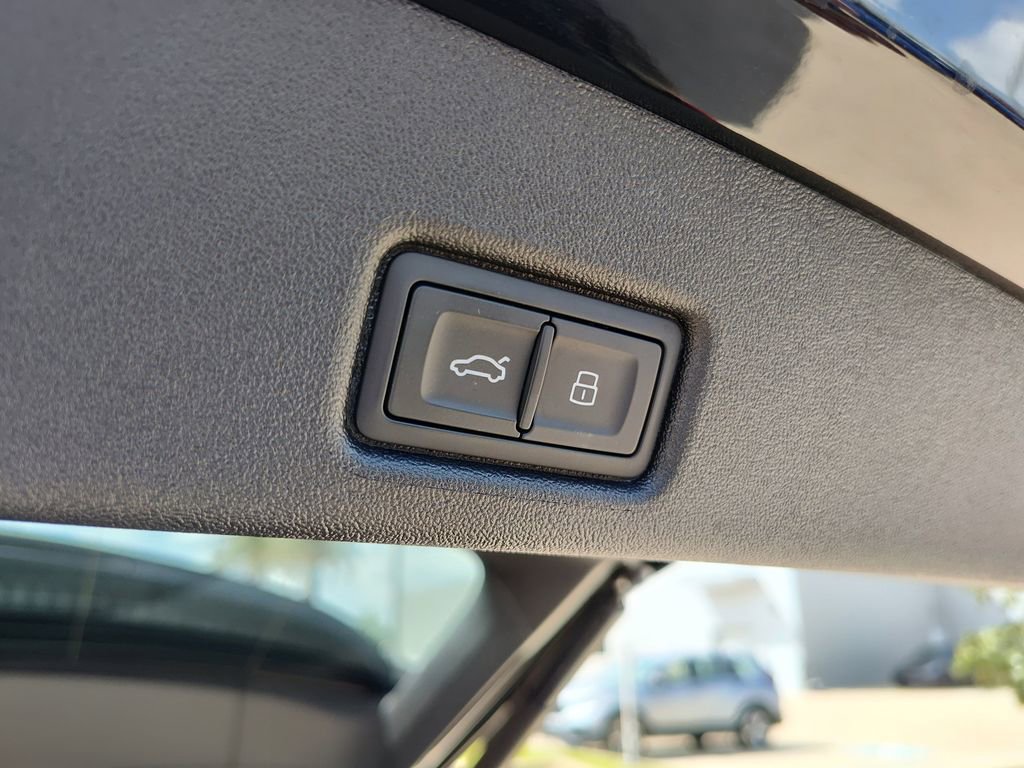 Used 2025 Audi SQ5 Prestige AWD/4WD image 9