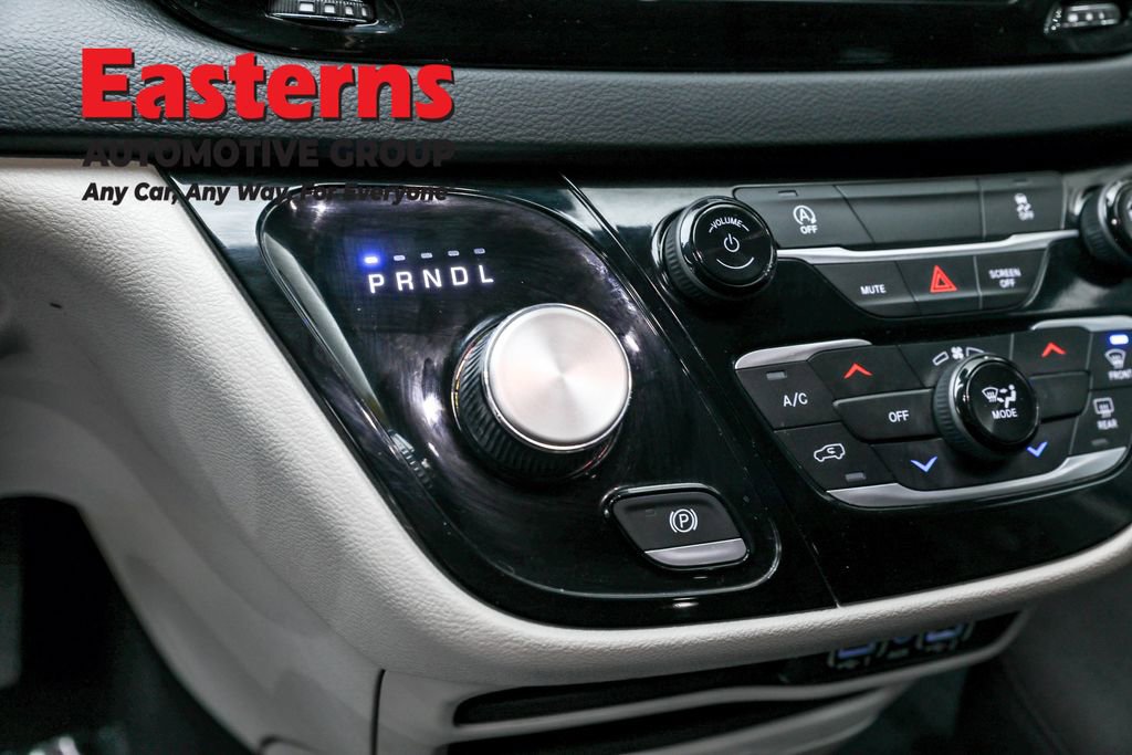 Used 2023 Chrysler Voyager LX image 13