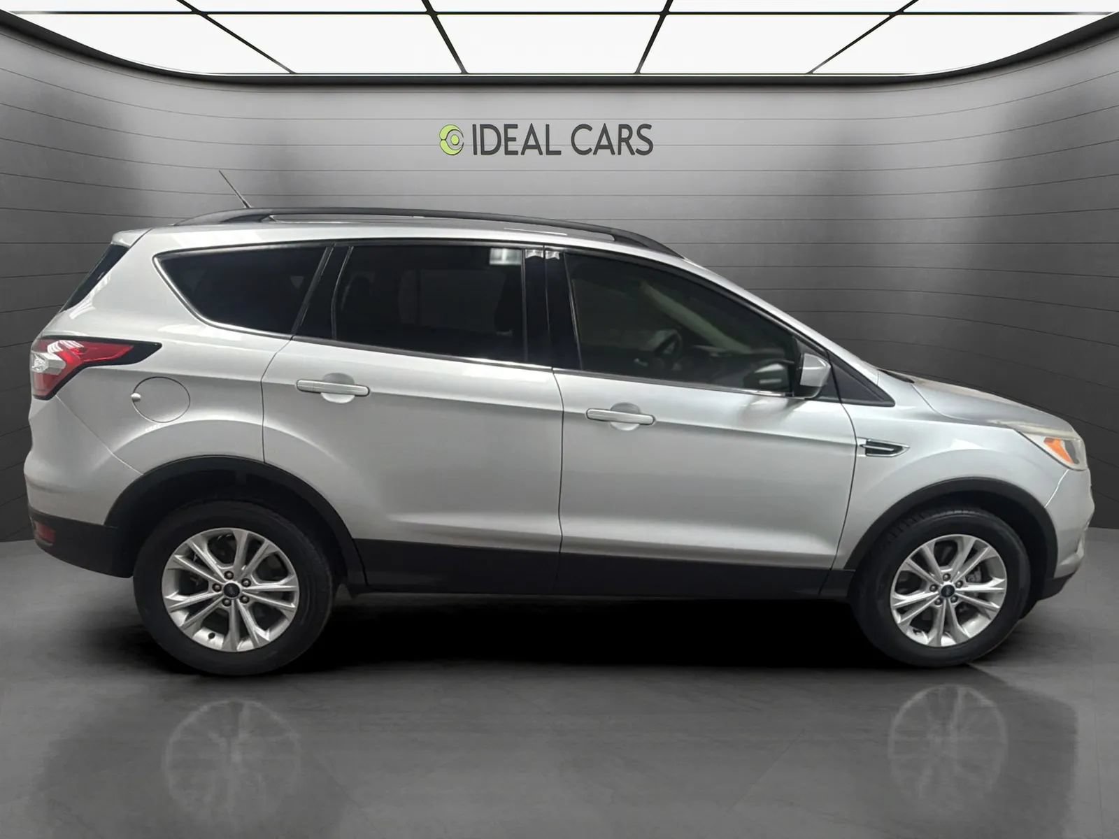 Used 2018 Ford Escape SE w/ Ford Safe & Smart Package AWD/4WD image 4