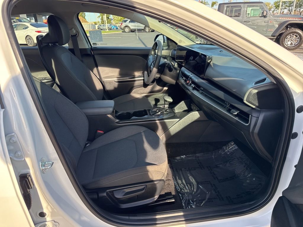Used 2025 Kia K4 LXS image 12