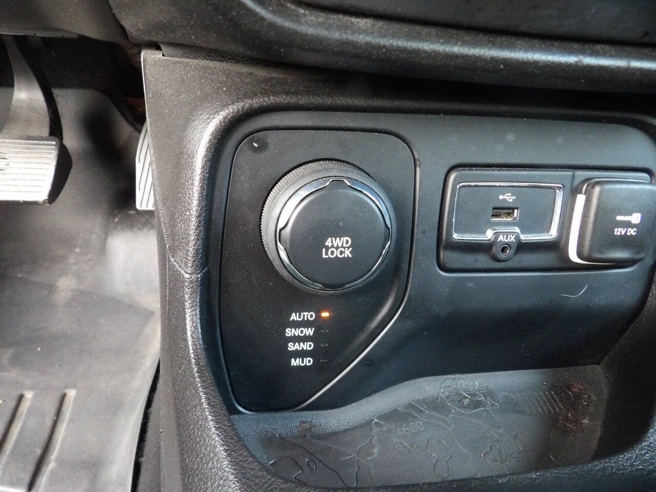 Used 2016 Jeep Renegade Latitude w/ Cold Weather Group AWD/4WD image 10