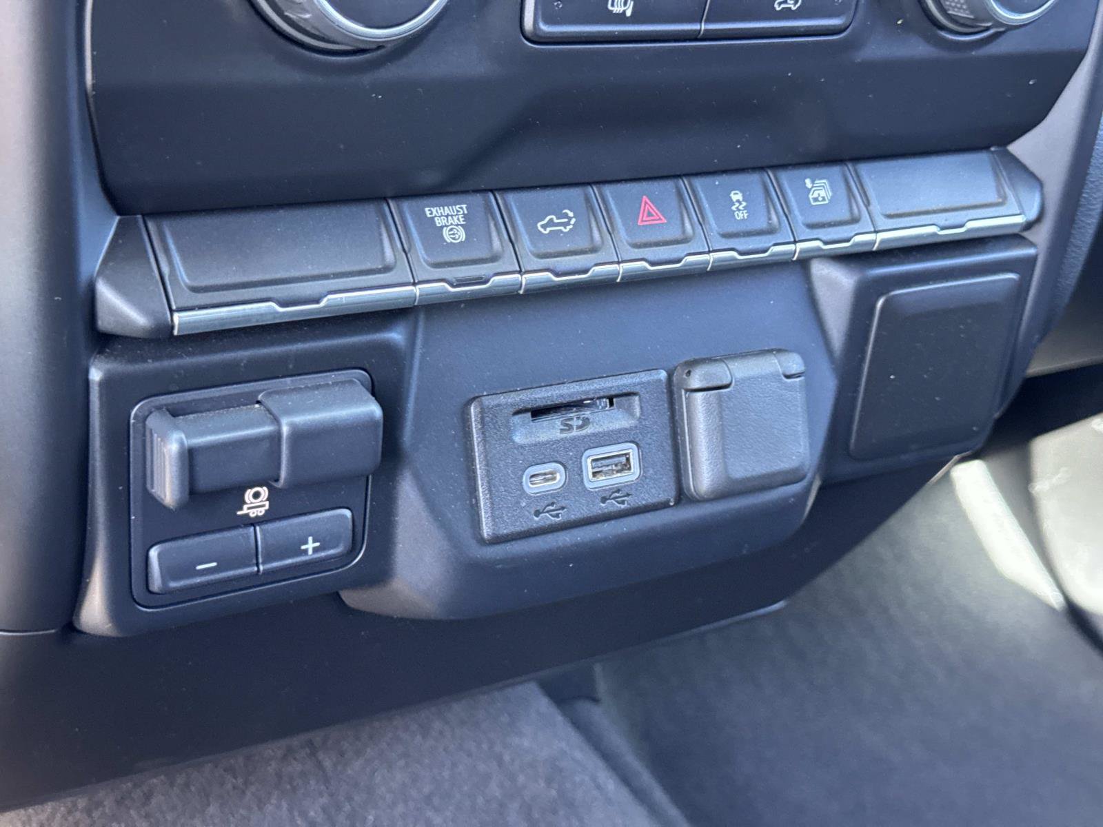 Used 2020 Chevrolet Silverado 2500 LT w/ Advanced Trailering Package AWD/4WD image 15