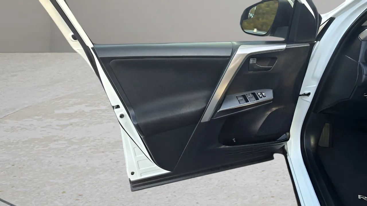 Used 2018 Toyota RAV4 LE image 21