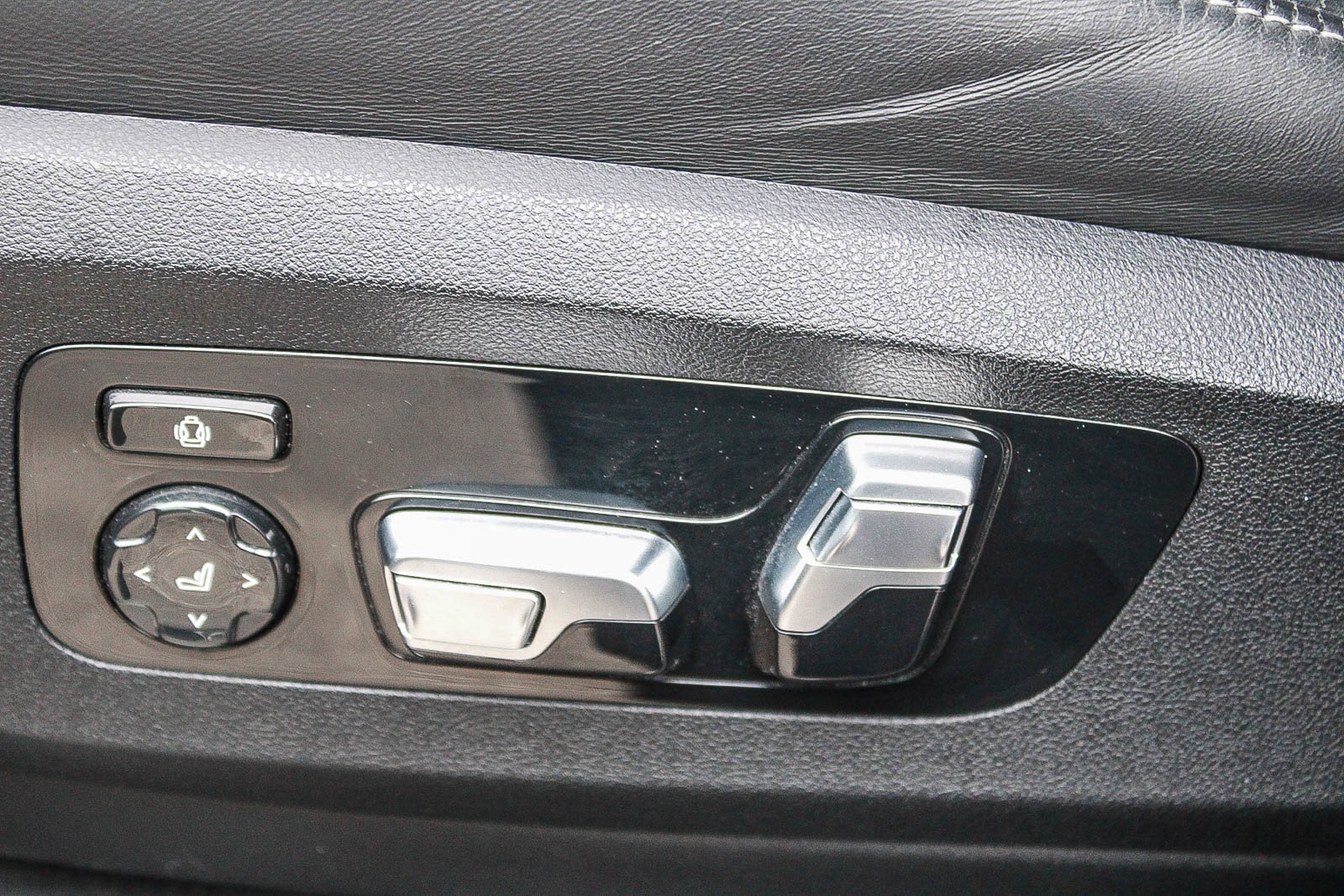 Used 2021 BMW X5 M w/ Executive Package AWD/4WD image 17