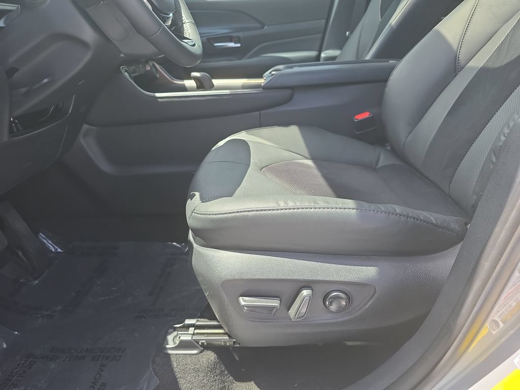 Used 2025 Toyota Grand Highlander AWD Hybrid image 27