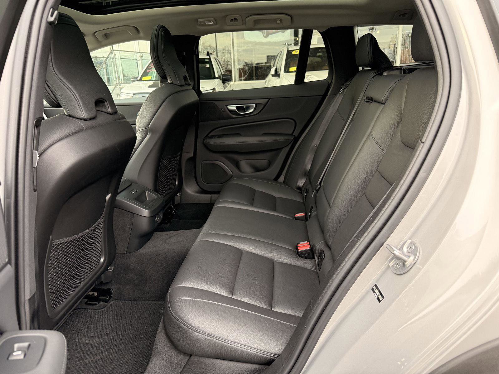 Used 2025 Volvo V60 B5 Cross Country Plus image 28