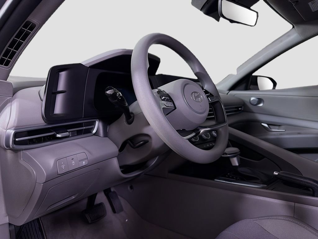 Used 2025 Hyundai Elantra SE FWD image 11