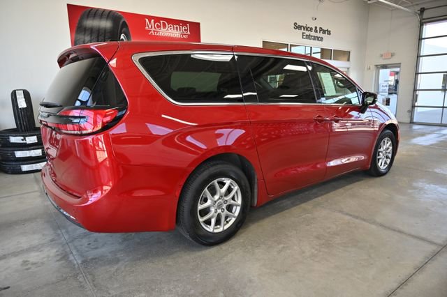 Used 2025 Chrysler Pacifica Select FWD image 5