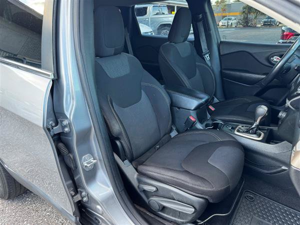 Used 2015 Jeep Cherokee Latitude w/ Cold Weather Group FWD image 12