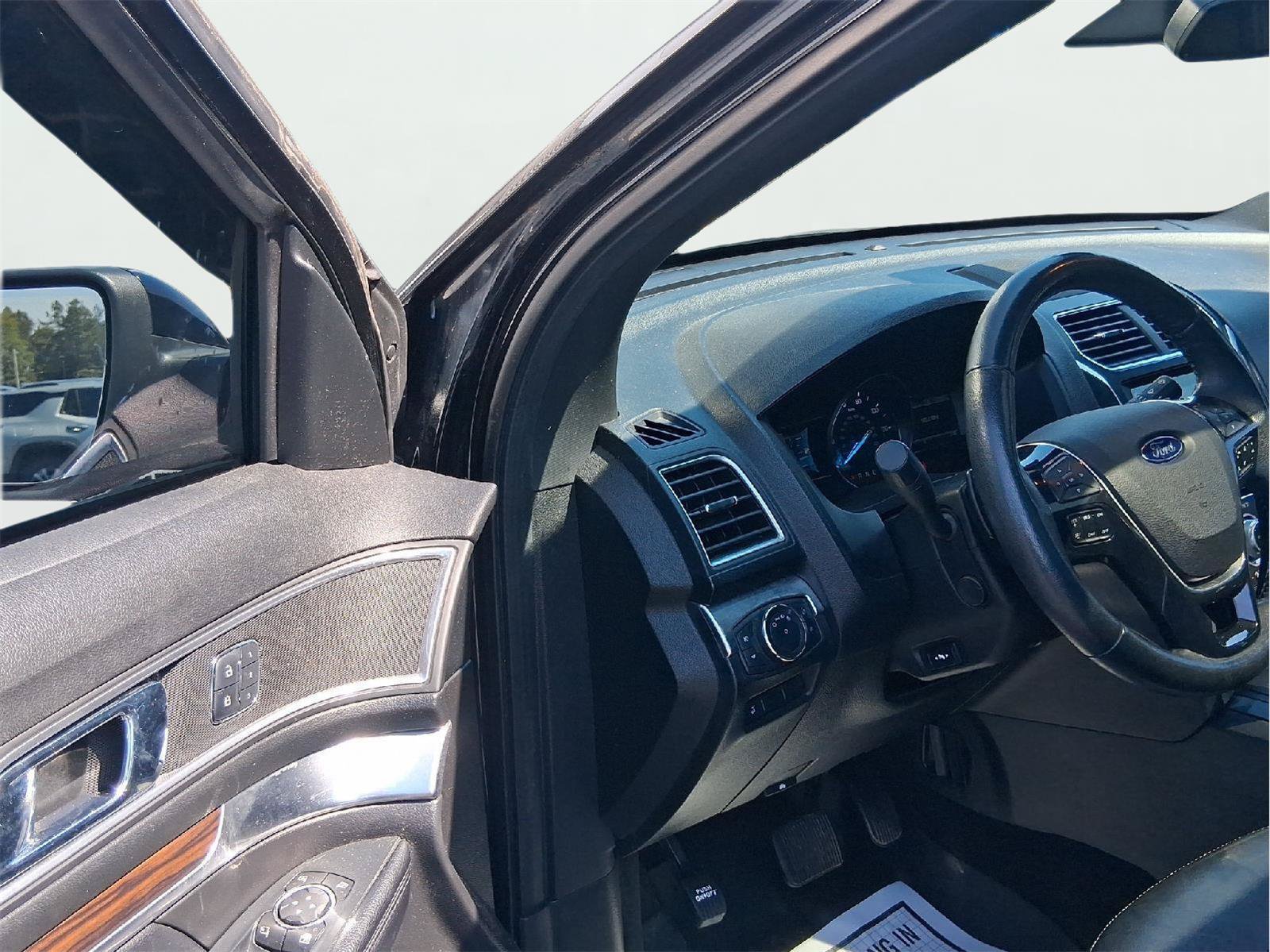 Used 2017 Ford Explorer Limited w/ Equipment Group 301A FWD image 15