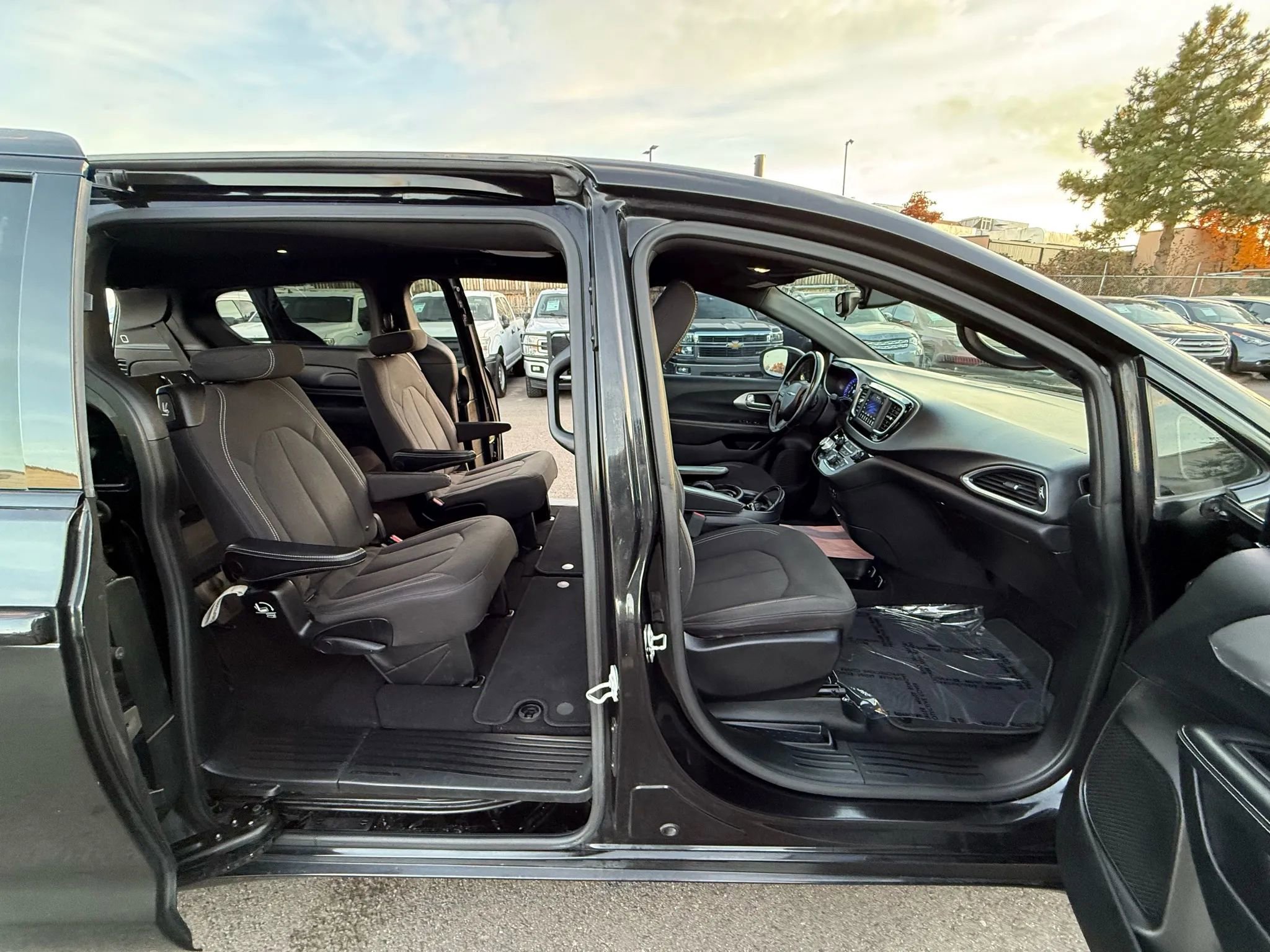 Used 2018 Chrysler Pacifica Touring Plus w/ S Appearance Package image 18