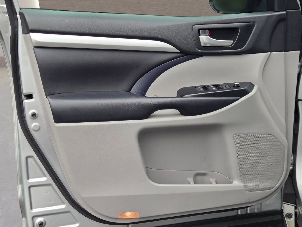 Used 2018 Toyota Highlander XLE FWD image 21