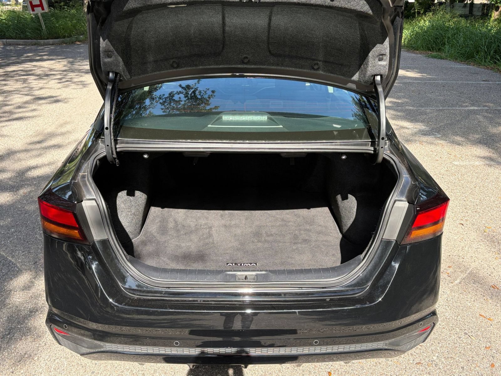 Used 2025 Nissan Altima 2.5 SV FWD image 26
