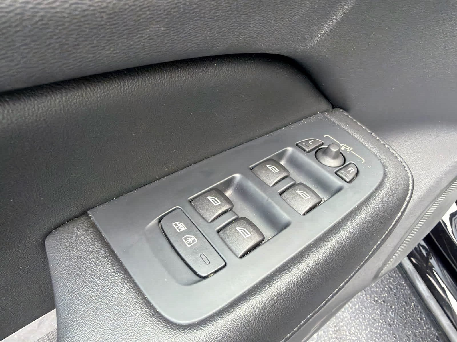 Used 2025 Volvo S60 B5 Plus FWD image 25