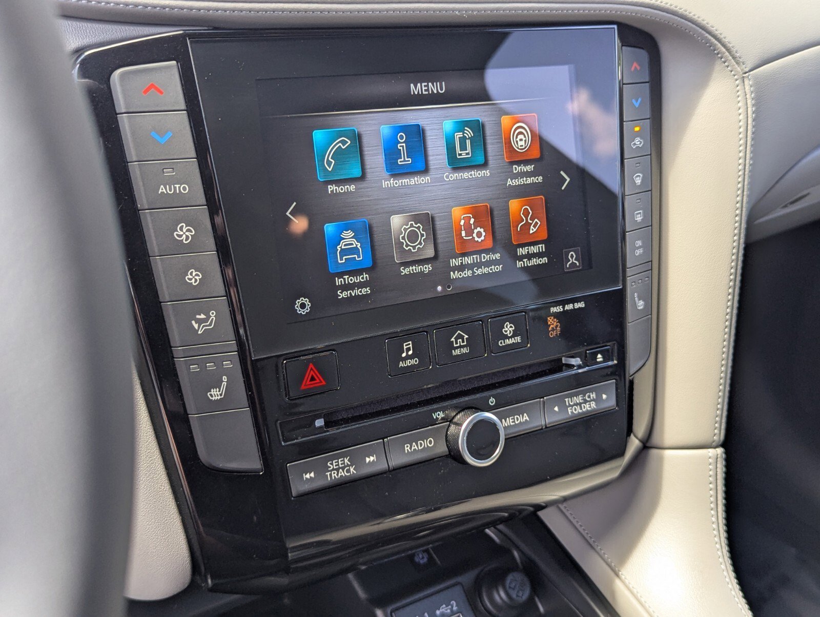 Used 2023 INFINITI QX50 Luxe w/ Accent Package FWD image 28