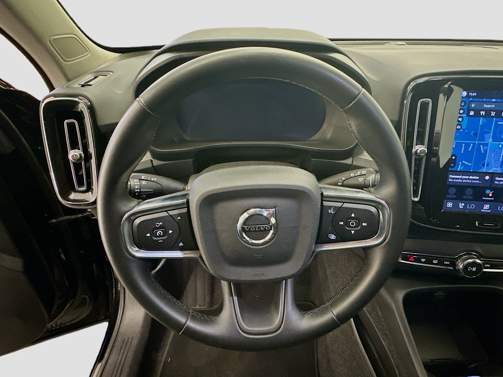 Used 2025 Volvo XC40 B5 Plus AWD/4WD image 18