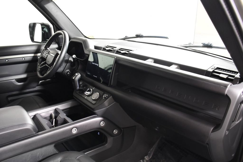 Used 2025 Land Rover Defender 130 X-Dynamic SE image 19