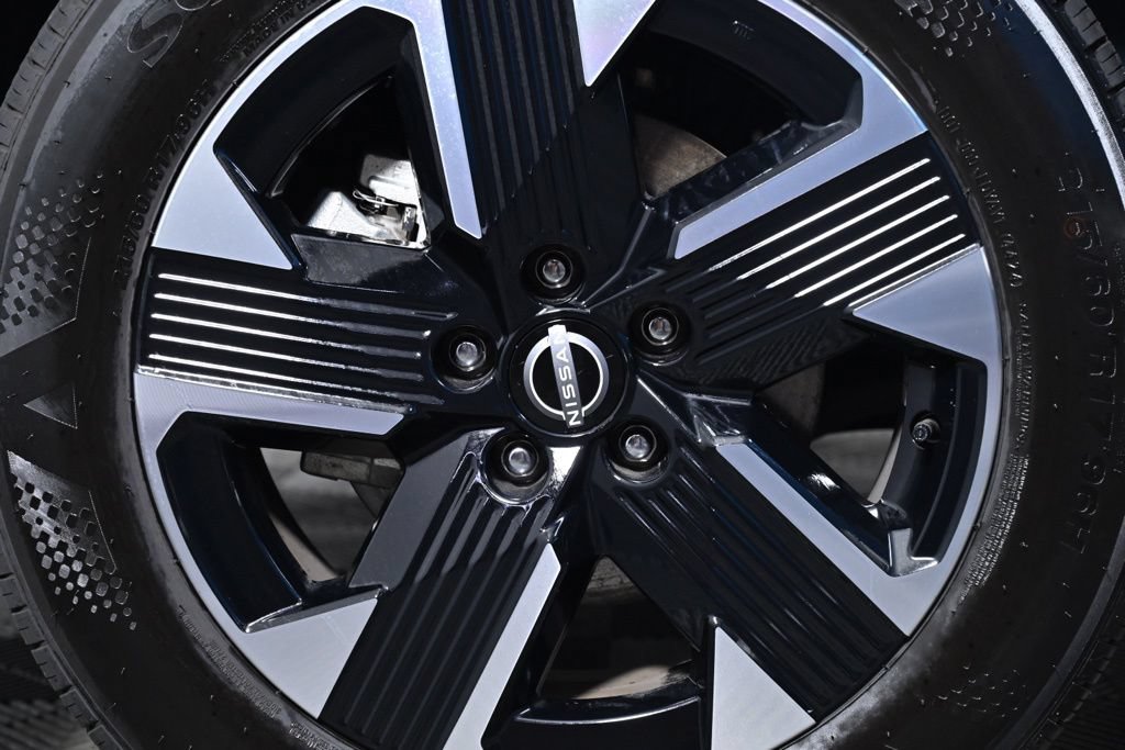 Certified 2025 Nissan Kicks SR w/ SR Premium Package FWD image 33