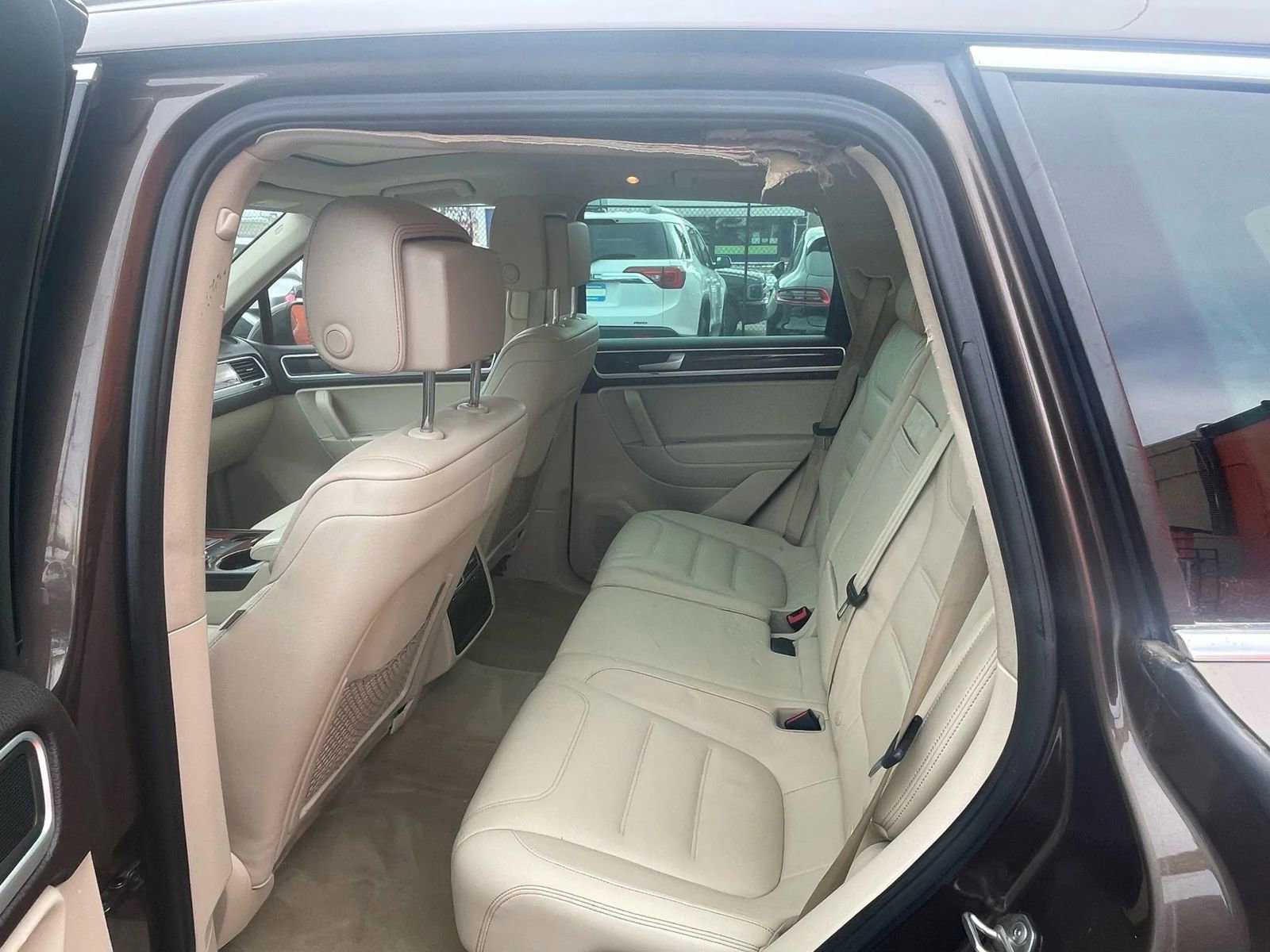 Used 2013 Volkswagen Touareg TDI image 19