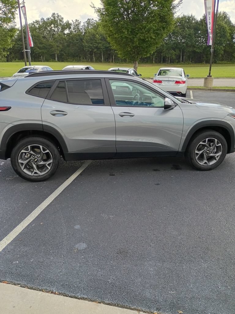 Used 2025 Chevrolet Trax LT FWD image 7