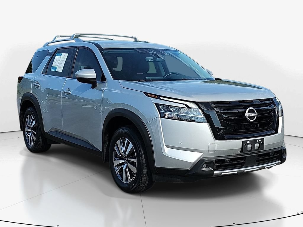 Used 2023 Nissan Pathfinder SL w/ Black Appearance Package FWD video 3