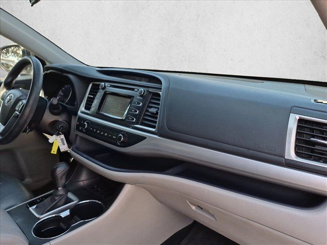 Used 2017 Toyota Highlander LE FWD image 22