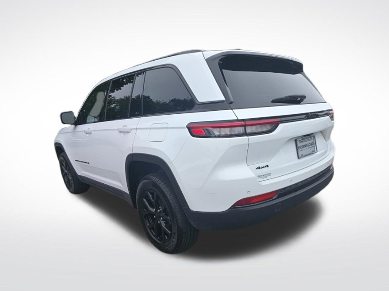 Used 2025 Jeep Grand Cherokee Altitude AWD/4WD image 3