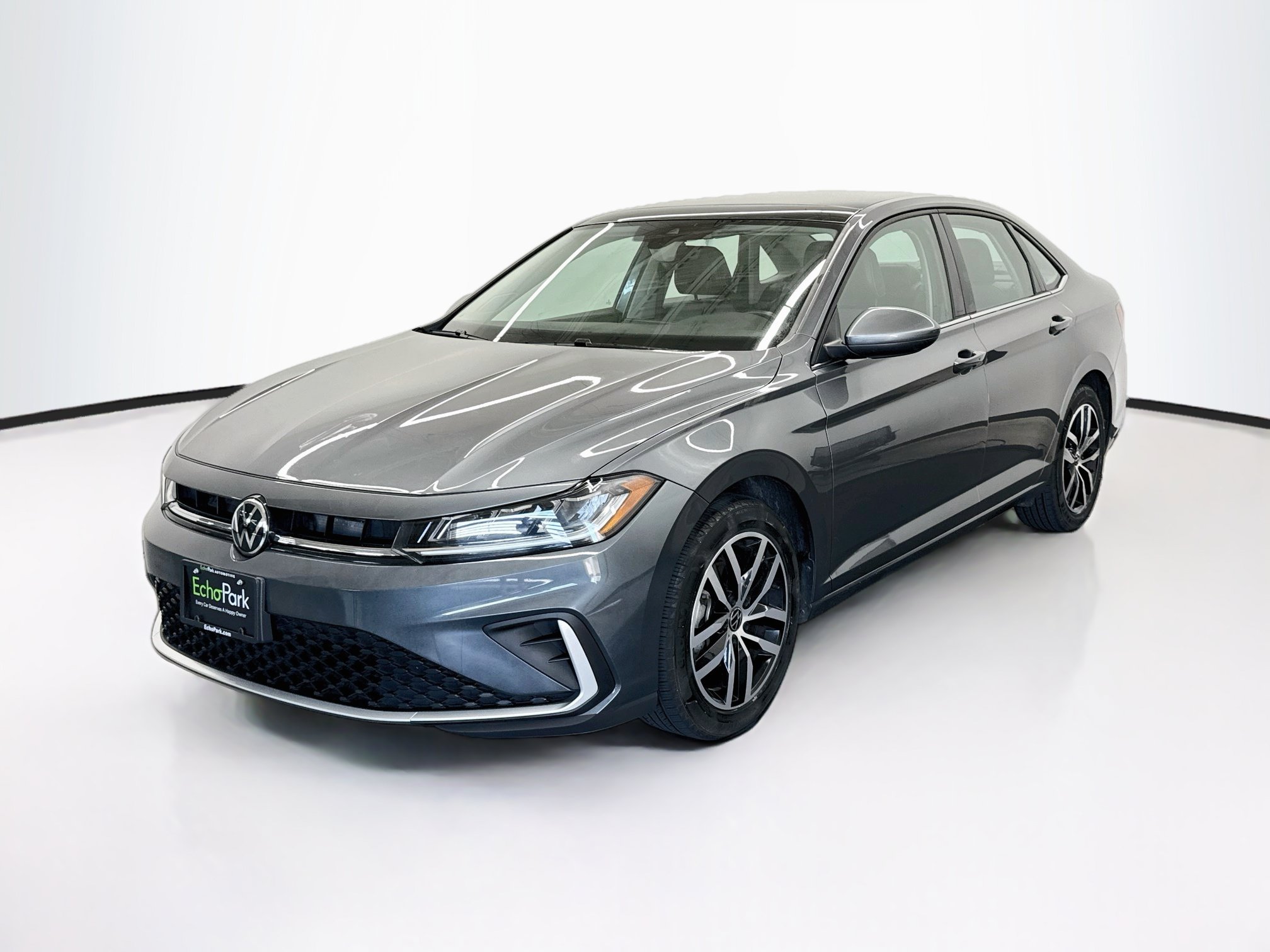 Used 2025 Volkswagen Jetta SE FWD image 3