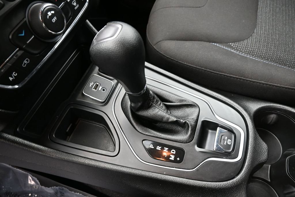 Used 2019 Jeep Cherokee Latitude w/ Popular Appearance Group FWD image 13