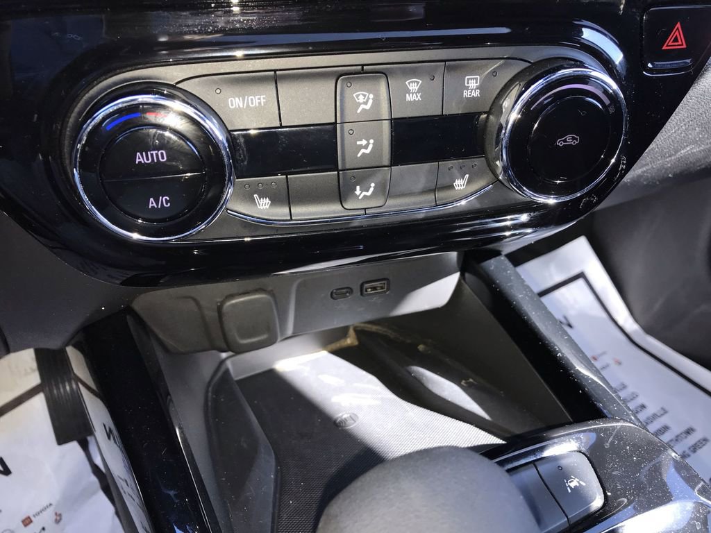 Used 2025 Chevrolet Trax RS w/ Sunroof Package image 18