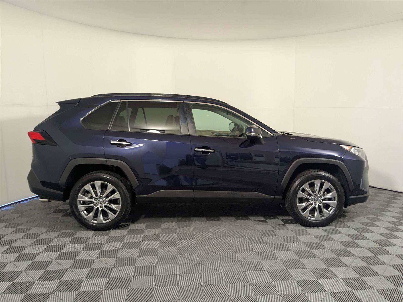 Used 2020 Toyota RAV4 Limited FWD image 5