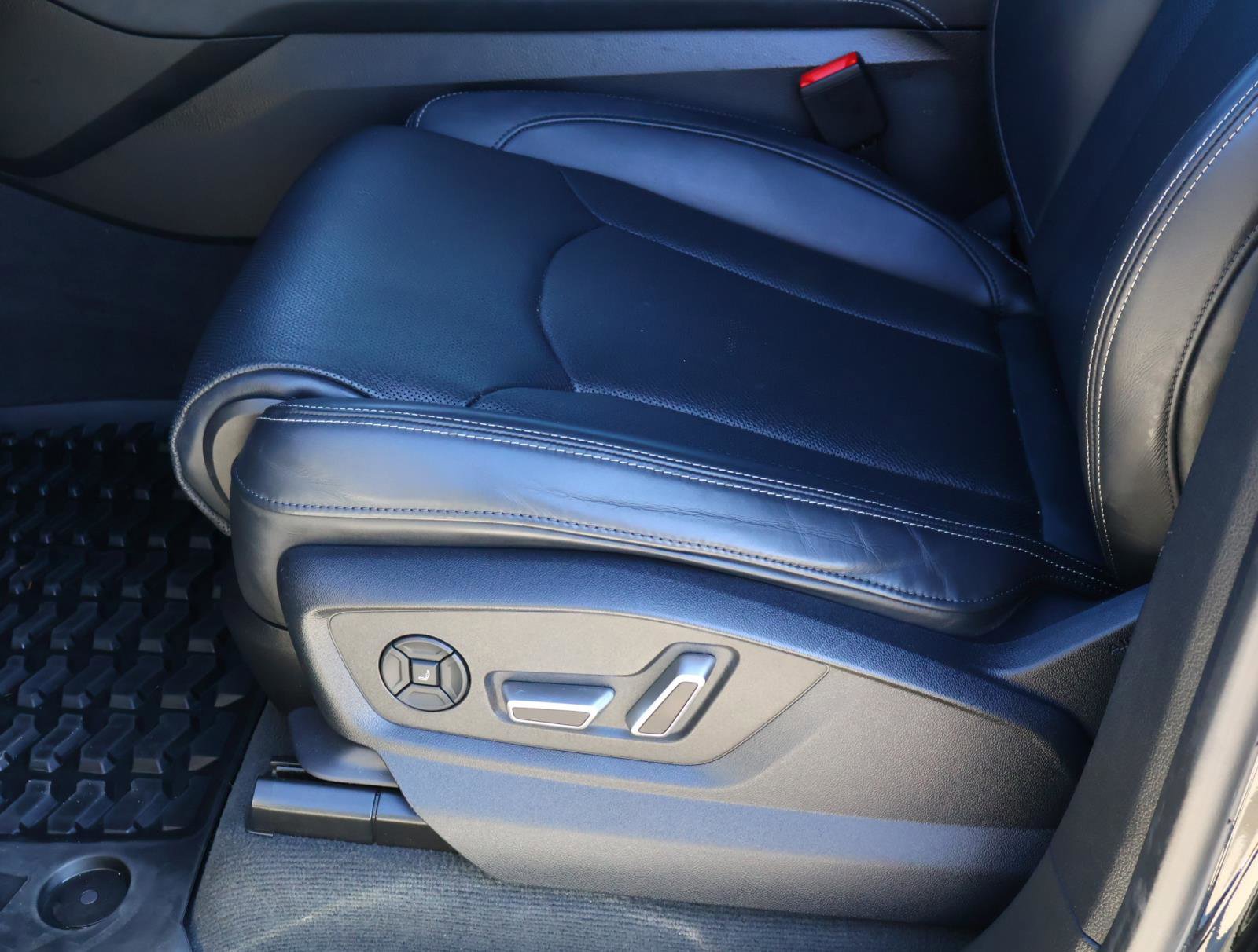 Used 2024 Audi Q8 Prestige w/ Prestige Package image 17